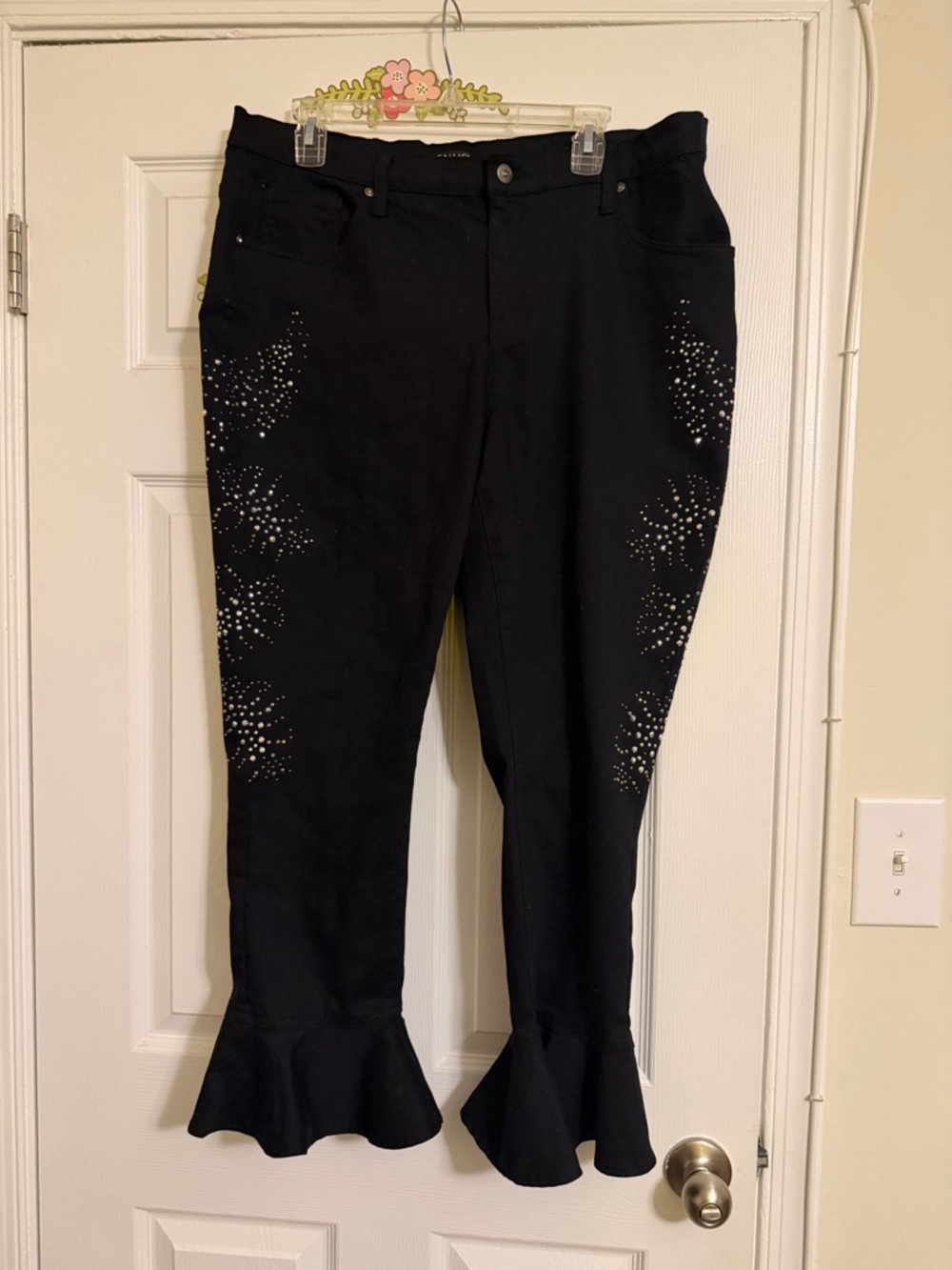 VENUS Black Rhinestone-Accent Flare capri